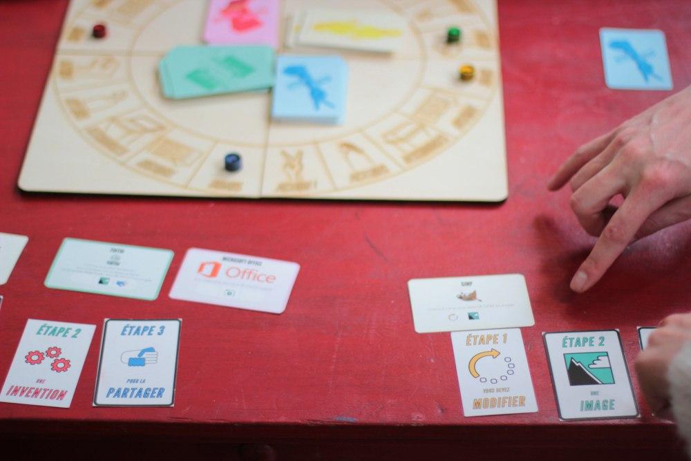 gros plan d'un plateau de jeux, avec des cartes