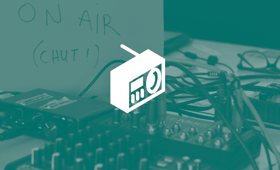 matériel d'enregistrement radio, filtre vert et au premier plan une icone radio