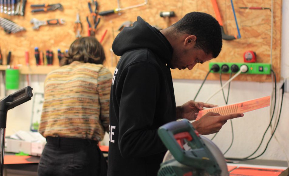 des personnes devant un établi de bricolage dans un fablab