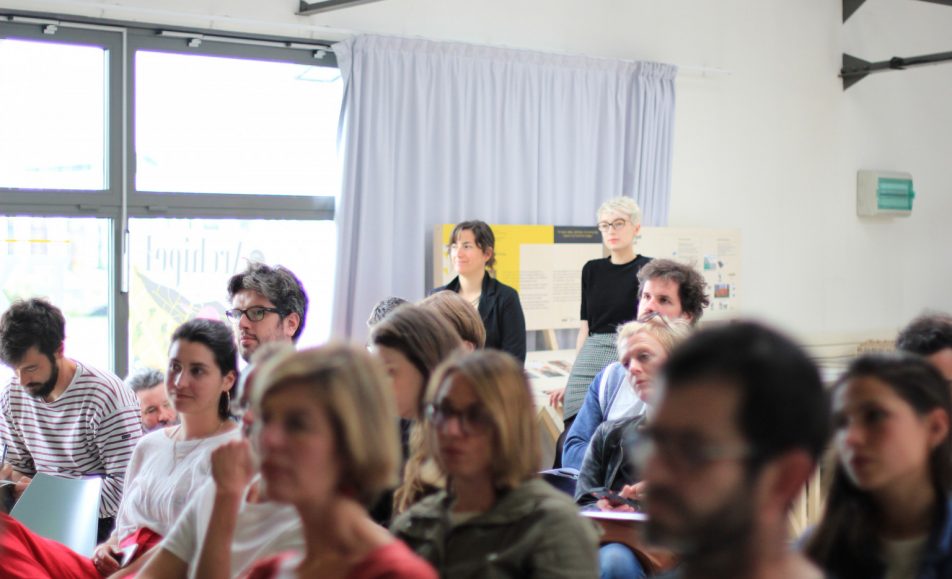 des personnes assises dans une salle