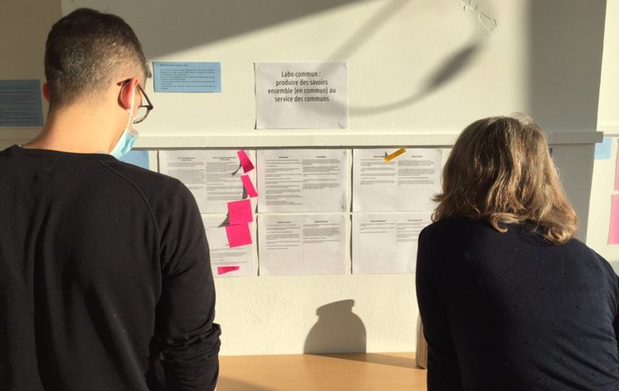 des personnes regardent des notes sur le mur