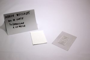 des papiers sur une table