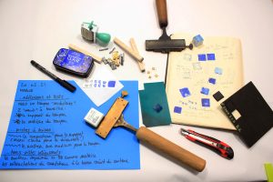 papier et outils de création graphiques pour micro édition; tons bleus