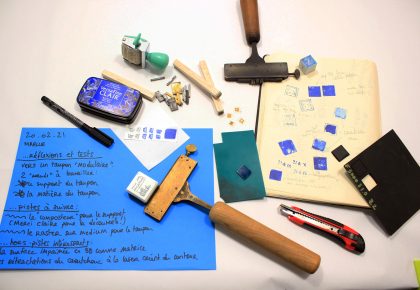 papier et outils de création graphiques pour micro édition; tons bleus