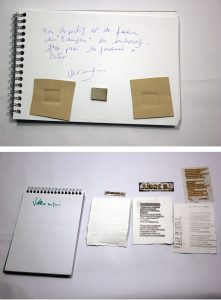 des carnets et papiers posés sur une table