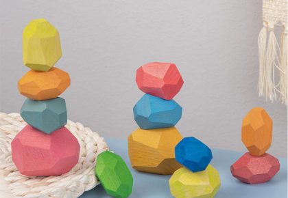 Jeu d'équilibre et d'empilement de formes en bois