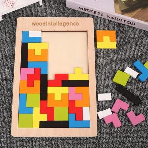 Puzzle en bois avec des formes géométriques