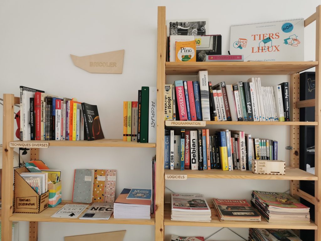 PiNG, espace ressources des livres sur une étagère