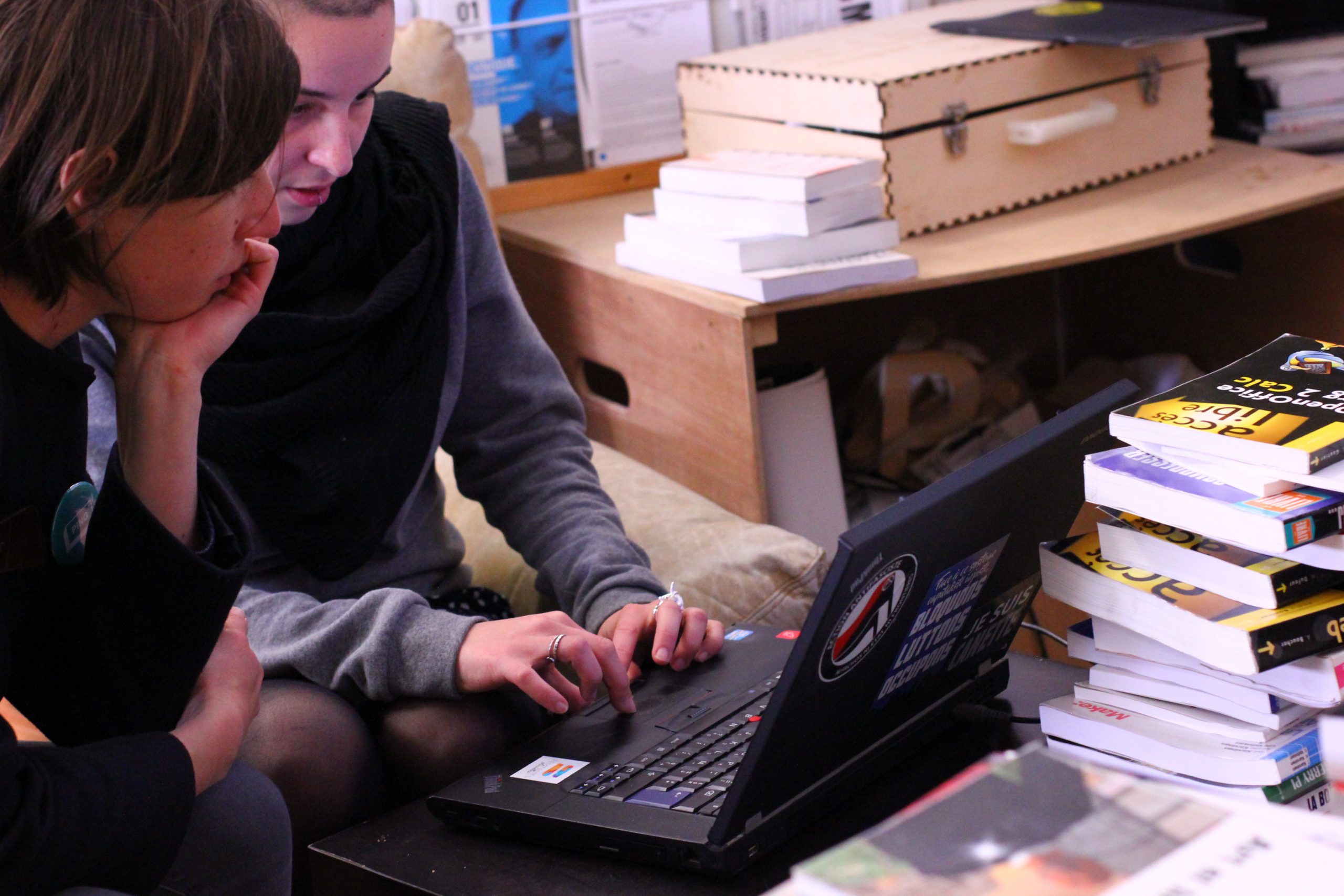 deux personnes regardent un ordinateur