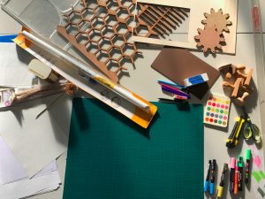 Espace de travail avec papiers et crayons