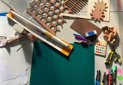 Espace de travail avec papiers et crayons