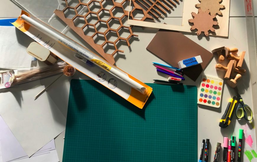 Espace de travail avec papiers et crayons