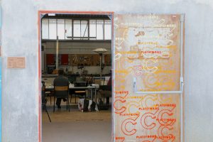 une porte ouverte sur un atelier