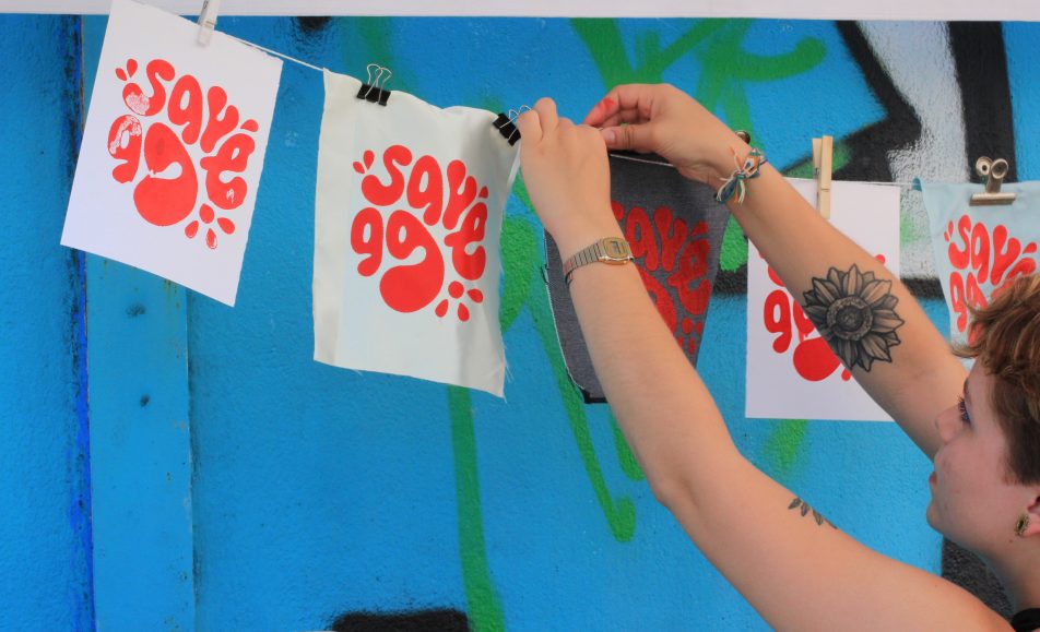 une personne fait sécher ses impressions artisanales sur un fil à linge