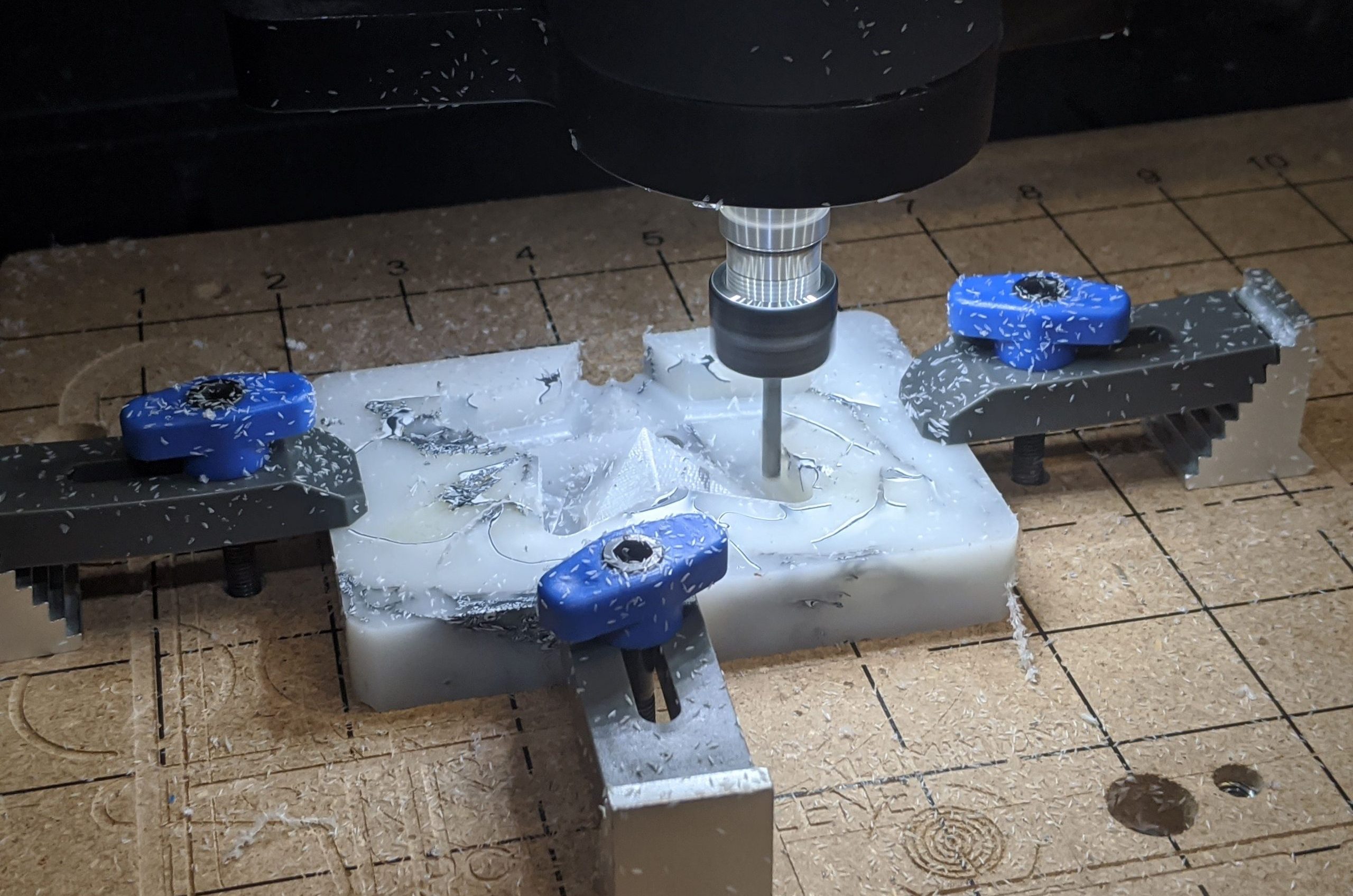 Fraisage dans un bloc de plastic recyclé