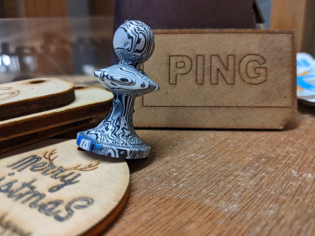 une pièce d'échec réalisée en plastic recyclé