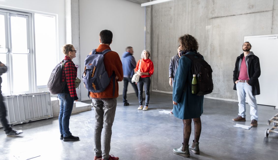 des perosnnes visitent un bâtiment brut