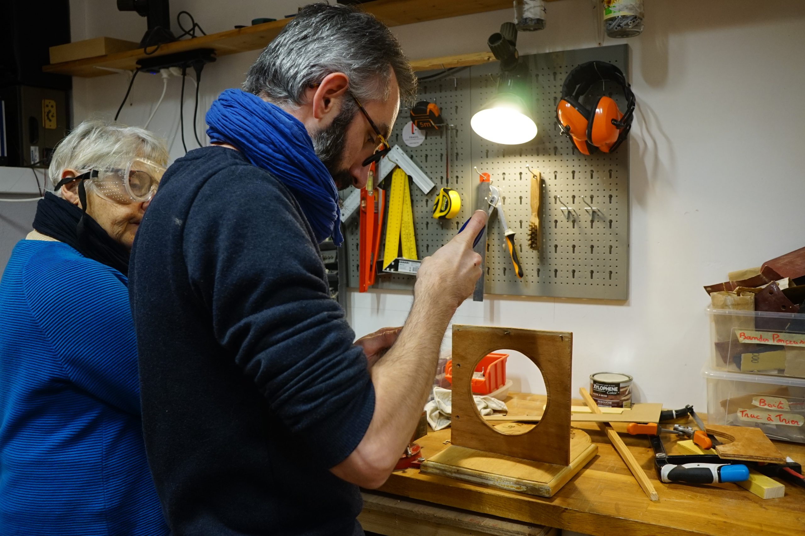 Atelier partagé - PiNG des personnes bricolent dans un atelier