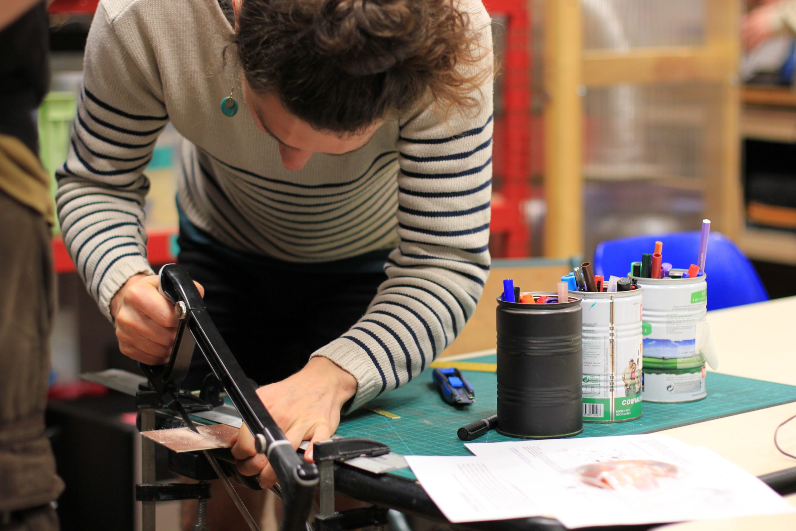 une perosnne bricole dans un atelier