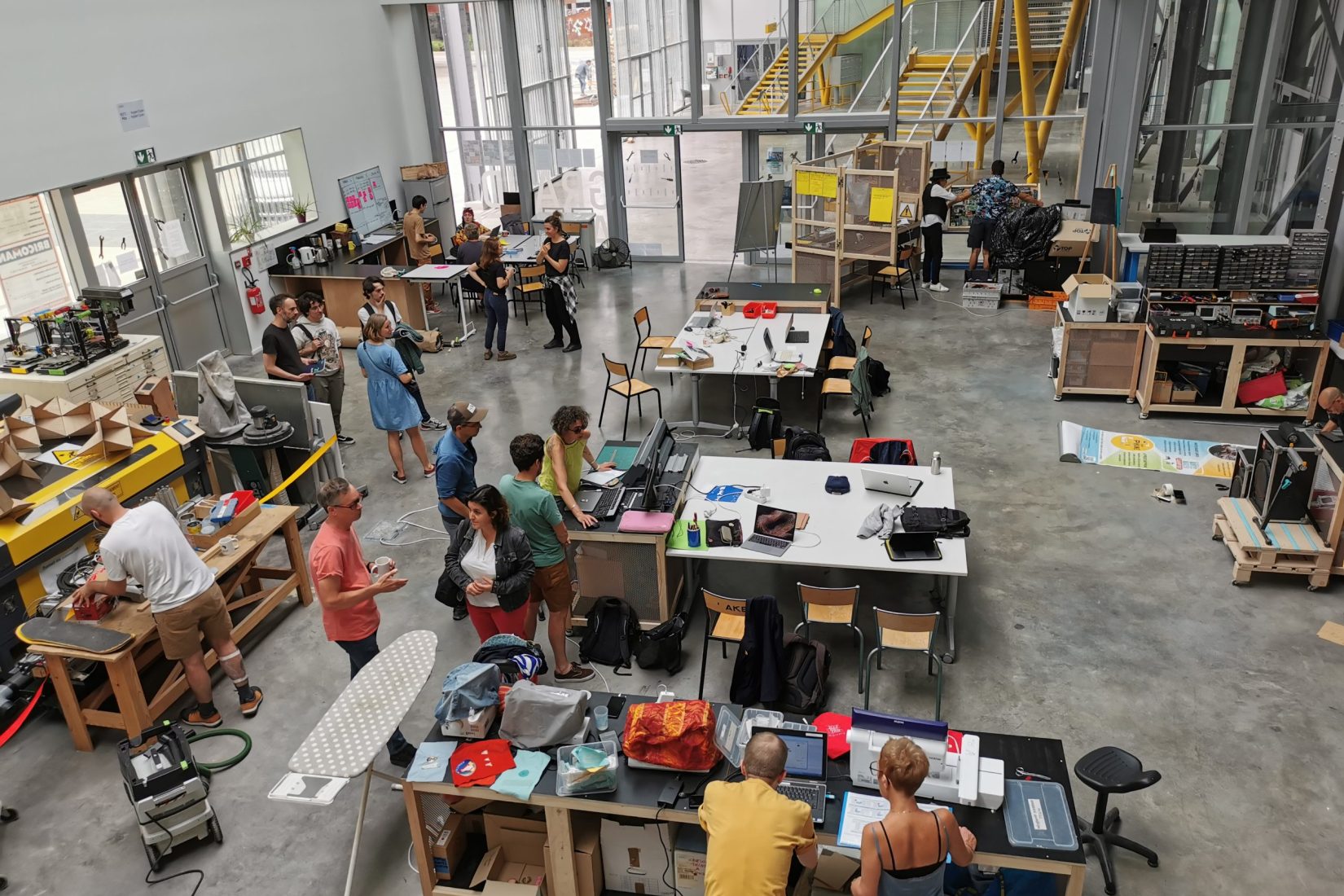 vue du hait sur un fablab