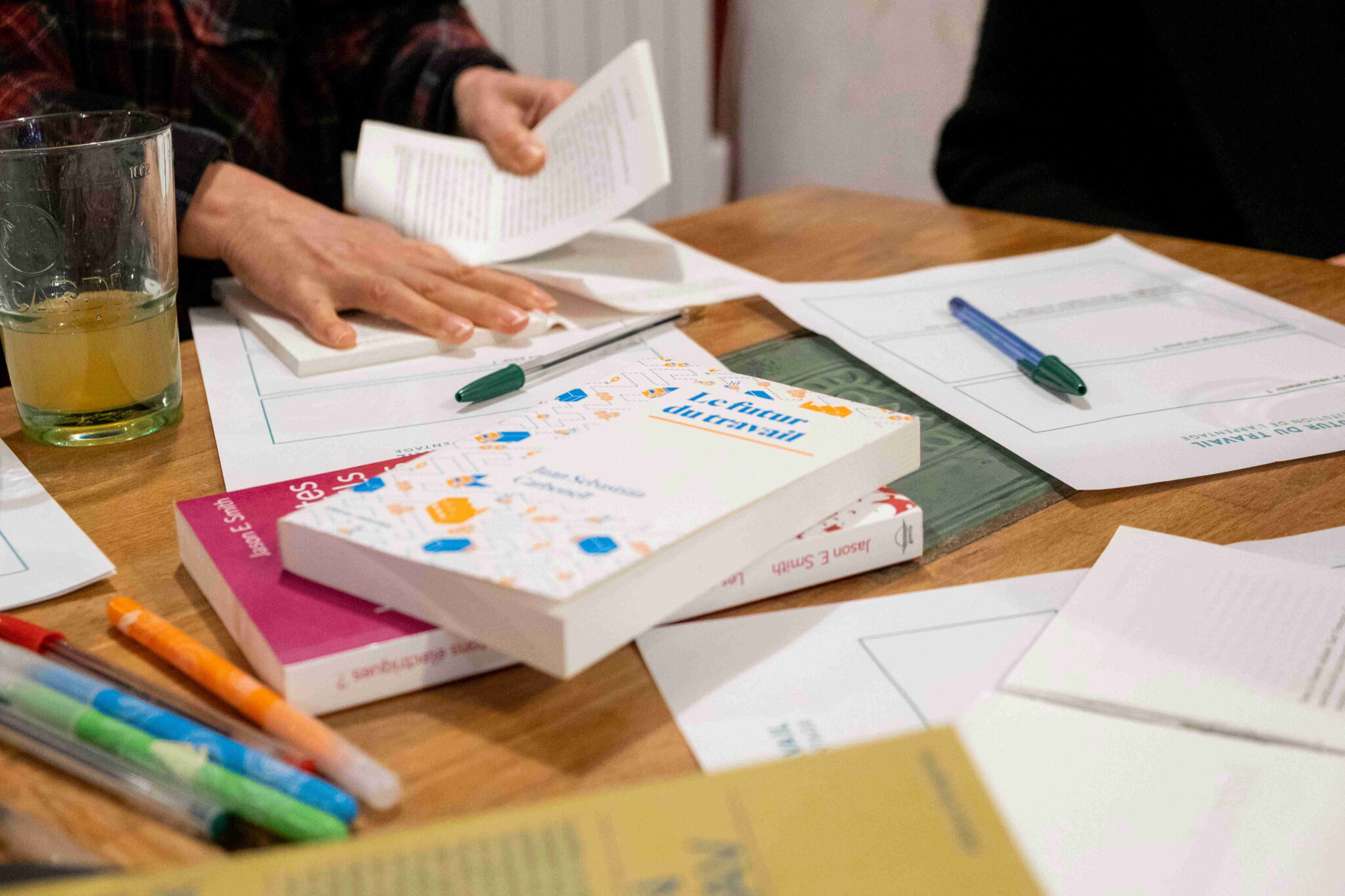 Arpentage-PiNG_016-2048x1365 Des mains déchirent un livre