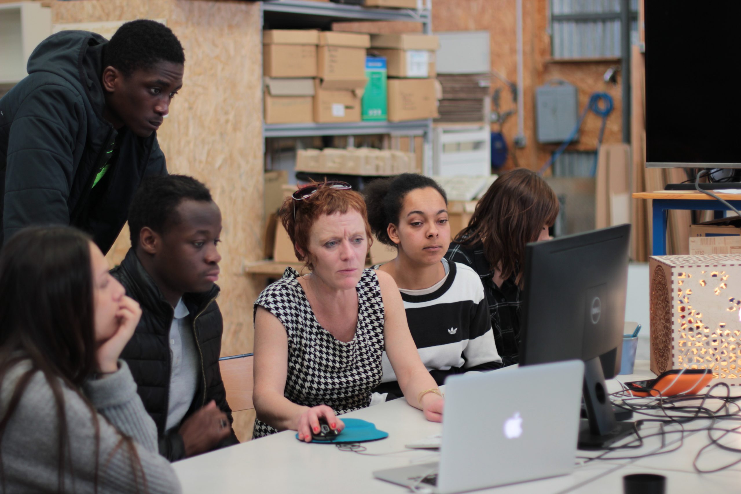 IMG_0816 Un groupe regarde un ordinateur