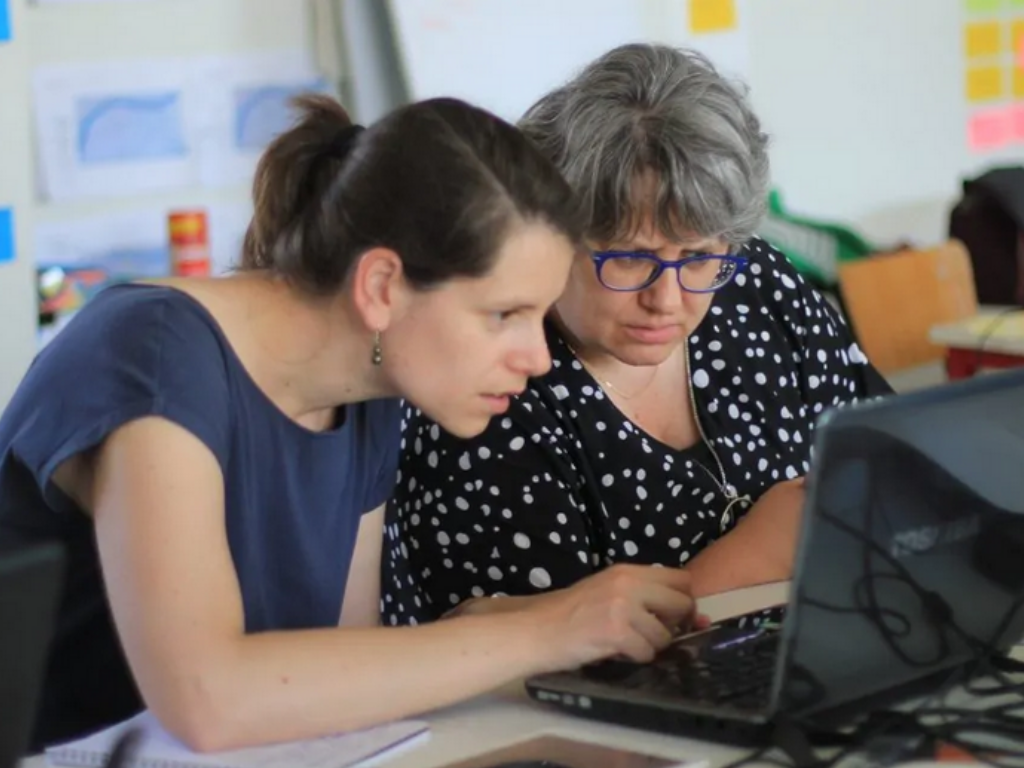 Formation veille - PiNG Une femme accompagne un seconde femme sur un ordinateur