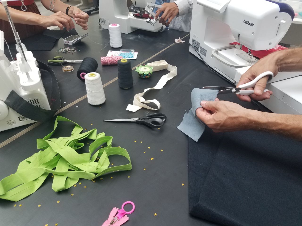 lamodeetmoi2 Des mains découpent du tissus