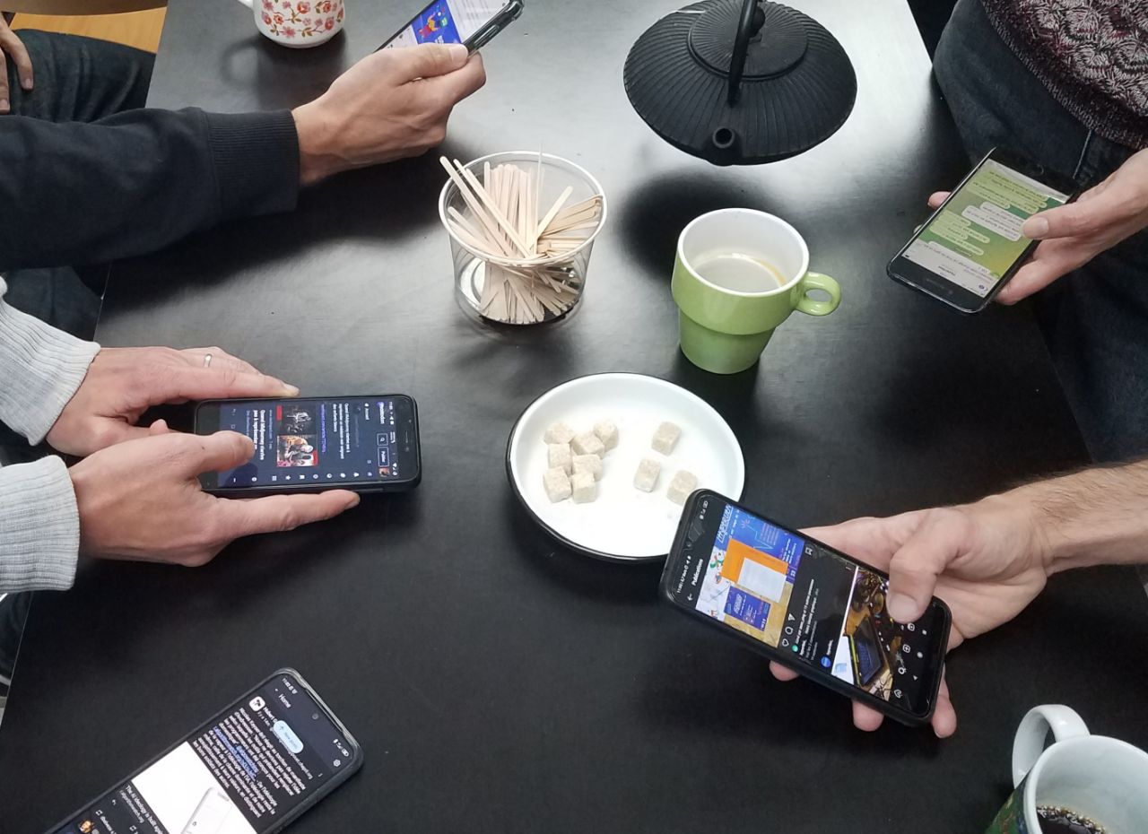 photo_cybersexisme Plusieures personnes utilisent leurs smartphones