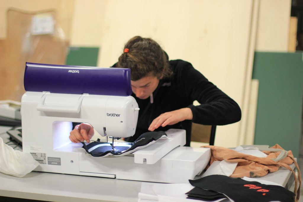 Brodeuse numérique, PiNG une personne travaille sur une brodeuse numérique