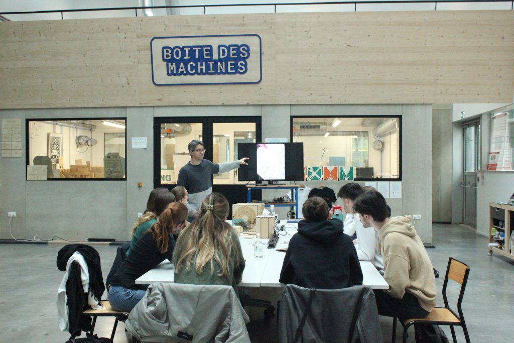 Hyperlien_formation_5 des personnes autour d'une table suivent une formation dans un fablab