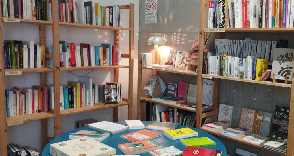 bibliotheque photo de rayonnages d'une bibliothèque